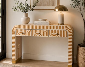 Handgemaakte consoletafel met beeninleg en drie lades, modern design voor de entree met waterval-effect, luxe design.