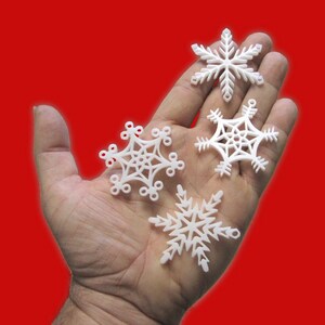 Petits ornements en flocons de neige en acrylique blanc avec boîte cadeau, ensemble de 6 image 2