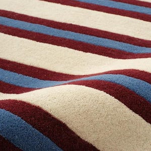 Handgetuft golvend gestreept wollen vloerkleed, modern abstract tapijt, blauw bordeauxrood ivoor