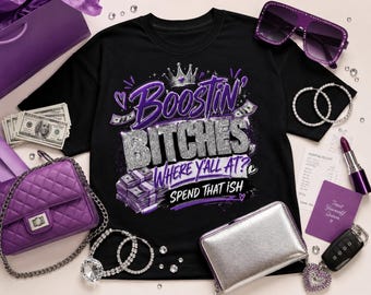 Może przedstawiać: Czarny t-shirt z grafiką przedstawiającą napis "BOOSTIN BITCHES WHERE Y'ALL AT? SPEND THAT ISH" fioletowymi i srebrnymi brokatowymi literami, uzupełniony ilustracjami korony, stosów banknotów oraz małymi sercami.