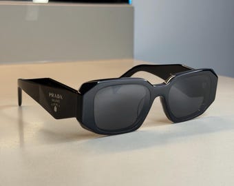 小物 PRADA Sunglass Gradationg Black y2k PRADA 'silver Star' Y2K Black + Silver Shield Sunglasses With Logo
