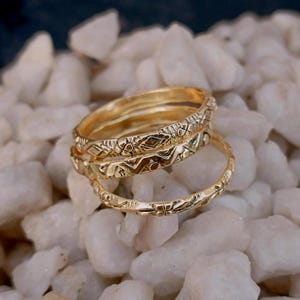 Handgjorda guldfyllda ringar i set med 3: Staplade ringar med etsade blommor