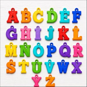 Può includere: Una collezione di ventisei ciondoli individuali in plastica a forma di lettere dell'alfabeto, ciascuno dotato di un piccolo occhiello circolare sulla parte superiore per essere appeso. Le lettere sono realizzate in una varietà di colori vivaci e solidi.