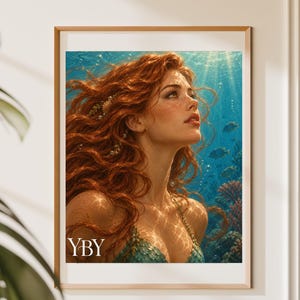 Puede incluir: Una impresión de arte mural enmarcada que presenta una ilustración digital de una sirena con cabello rojo largo y ondulado y pecas, bajo el agua entre corales y peces. El texto YBY está impreso en blanco en la esquina inferior izquierda.