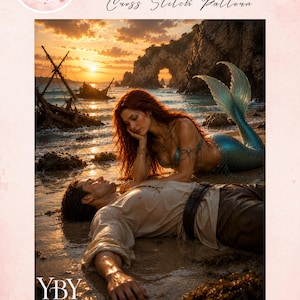 Puede incluir: Un patrón de punto de cruz titulado Mermaid and sailor (Sirena y marinero) que presenta una ilustración digital de una sirena pelirroja con cola azul inclinada sobre un marinero tumbado en una playa de arena al atardecer con un naufragio.