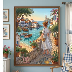 Puede incluir: Una impresión de arte mural enmarcada que representa una escena costera con una persona con un vestido blanco de pie en un camino de piedra con vistas a un puerto con pequeños barcos, edificios blancos y un faro a lo lejos. El texto YBY Creations es visible.