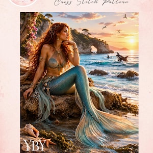 Puede incluir: Un patrón de punto de cruz titulado Mermaid sunset (Sirena al atardecer) que muestra a una sirena de pelo largo con cola azul sentada en una orilla rocosa al atardecer, con un paisaje costero, un arco marino y un delfín en el agua.