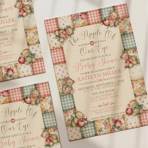 Könnte beinhalten: Eine Babyparty-Einladungskarte mit einem Patchwork-Rand aus rosa Vichy-Karo, blauem Schottenmuster und Blumenquadraten mit Teddybären und roten Äpfeln. Der Text lautet: The Apple Of Our Eye, Please Join Us For A Baby Shower Honoring Katelyn Miller.