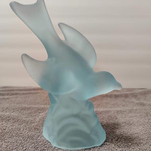 Vintage L.E. Smith Frosted Satin Blue Glass Bird In Flight Statue -Free Shipping