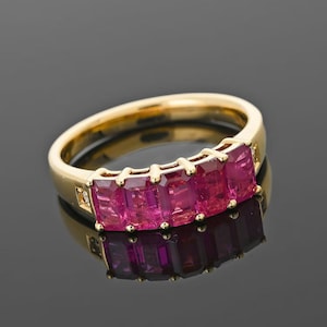 Bague demi-alliance en argent sterling 925 plaqué or, sertie de cinq rubis taille émeraude, ornée d'une pierre précieuse rose, idéale pour un anniversaire. Bijou de naissance de juillet.