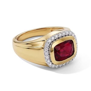 Pode incluir: Um anel de ouro com uma pedra preciosa vermelho-escura de corte almofada retangular no centro. A pedra é rodeada por um halo de pequenos diamantes brancos redondos e claros, montados numa banda de ouro polido com um design largo e afunilado.