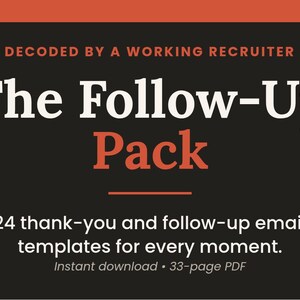Może przedstawiać: Cyfrowy dokument zatytułowany The Follow-Up Pack, Decoded by a Working Recruiter, zawierający 24 szablony wiadomości e-mail z podziękowaniami i przypomnieniami na każdą okazję. Tekst w kolorze białym i pomarańczowym na ciemnoszarym tle, 33-stronicowy PDF.
