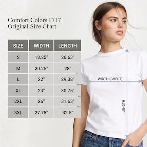 K&ouml;nnte beinhalten: Eine Comfort Colors 1717 Gr&ouml;&szlig;entabelle f&uuml;r ein wei&szlig;es T-Shirt. Die Tabelle listet die Gr&ouml;&szlig;en S bis 3XL mit den entsprechenden Breiten- und L&auml;ngenma&szlig;en in Zoll auf. Ein Diagramm zeigt, wie die Brustbreite und die Gesamtl&auml;nge gemessen werden.