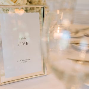 Gerahmte Hochzeit Tischnummern, personalisierte minimalistische Tischnummer Karten mit Silber / Gold / Schwarz Rahmen
