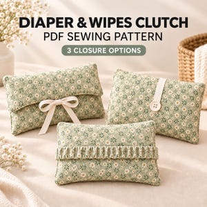 Könnte beinhalten: Drei rechteckige Stofftaschen mit salbeigrünem Hintergrund und weißem Gänseblümchenmuster. Der Text lautet DIAPER & WIPES CLUTCH PDF SEWING PATTERN 3 CLOSURE OPTIONS. Jede Tasche hat einen anderen Verschluss: eine Schleife, einen Knopf oder ein Gummiband.