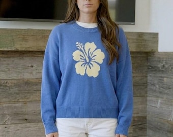 Maglione lavorato a maglia con motivo floreale blu fiordaliso e ibisco, stile vintage.