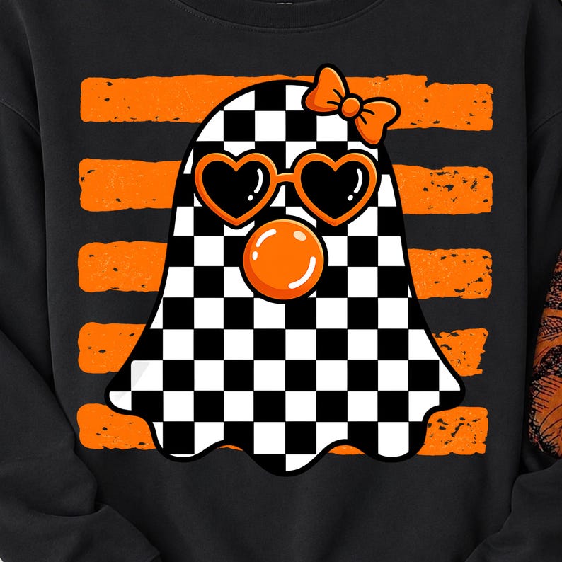 Pode incluir: Uma camisola preta com o gr&aacute;fico de um fantasma com padr&atilde;o xadrez preto e branco. O fantasma usa &oacute;culos de sol cor de laranja em forma de cora&ccedil;&atilde;o, um la&ccedil;o cor de laranja e est&aacute; a soprar uma bolha cor de laranja. O fundo tem riscas horizontais.