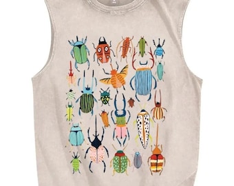 Puede incluir: Una camiseta sin mangas de color beige con un estampado gráfico de varios escarabajos e insectos coloridos en tonos azul, verde, naranja y rojo. La prenda tiene un cuello redondo y una textura de tela desgastada en toda su superficie.