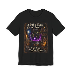 君に魔法をかけたから、君はもう僕のものだ ユニセックス クルーネックTシャツ | 黒猫魔女シャツ
