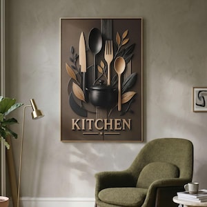 Op de afbeelding: Een rechthoekig wandkunstwerk met een donkerbruine achtergrond, voorzien van een centrale zwarte kookpot, een mes, een lepel en een vork. Gestileerde bladeren omringen het keukengerei en het woord KITCHEN staat in grote, lichte letters gedrukt.