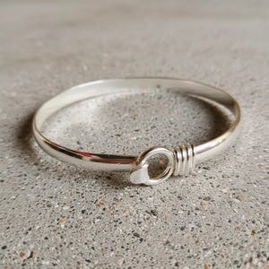 Minimalistischer Armreif, Sterling Silber Armreif, Haken und Öse, Silber Armreif, Cape Cod Stil