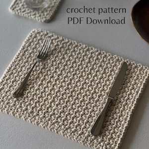 Peut inclure: Un set de table rectangulaire en crochet beige avec un motif de points texturé, sur lequel sont posés une fourchette et un couteau en argent. Le texte "crochet pattern PDF Download" est visible au-dessus, avec un dessous de verre assorti.