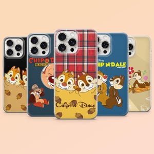 Puede incluir: Cinco fundas para smartphone con los personajes Chip y Chop. Los diseños incluyen una funda negra con bellotas, una azul de Rescue Rangers, una a cuadros rojos con los personajes, una azul con el dúo y una beige con una flor y un tronco.