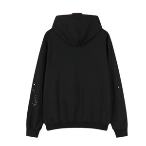 K&ouml;nnte beinhalten: Ein schwarzer Kapuzenpullover mit langen &Auml;rmeln, Kapuze, gerippten B&uuml;ndchen und einem gerippten Saum. Die &Auml;rmel sind mit kleinen, verstreuten gestickten Sternmotiven in Gelb, Rosa und Wei&szlig; auf dem einfarbigen schwarzen Stoff verziert.