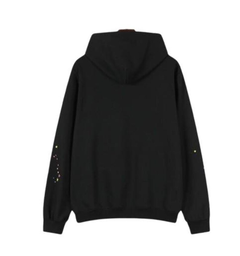 K&ouml;nnte beinhalten: Ein schwarzer Kapuzenpullover mit langen &Auml;rmeln, Kapuze, gerippten B&uuml;ndchen und einem gerippten Saum. Die &Auml;rmel sind mit kleinen, verstreuten gestickten Sternmotiven in Gelb, Rosa und Wei&szlig; auf dem einfarbigen schwarzen Stoff verziert.