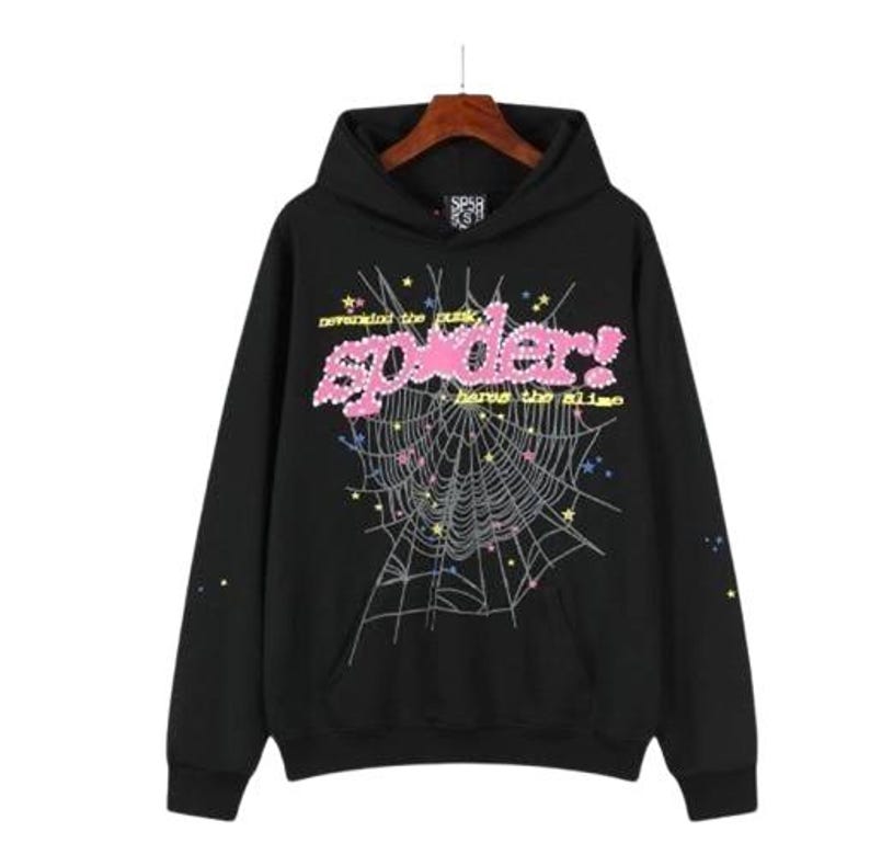 K&ouml;nnte beinhalten: Ein schwarzer Kapuzenpullover mit einer gro&szlig;en Grafik eines Spinnennetzes und bunten Sternen. Der Text "nevermind the punk, spider!" und "heros the slime" ist in Pink und Gelb gedruckt. Die &Auml;rmel haben kleine, bunte Sternakzente.