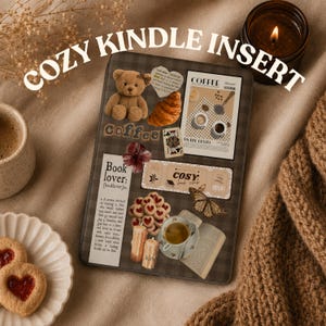 Peut inclure: Un insert pour Kindle à carreaux gris foncé avec un collage d'autocollants représentant un ours en peluche marron, un croissant, une affiche de café, une carte à jouer, des biscuits en forme de cœur, des bougies, une tasse, un livre et un papillon.