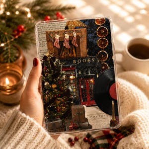 Può includere: Una custodia trasparente per tablet con un design a collage che mostra un albero di Natale, un camino con calze, una libreria con il testo BOOKS, un disco in vinile, fette di arancia essiccata e una pagina di libro con la parola POETRY.