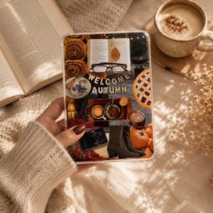 Puede incluir: Una funda rectangular para teléfono con un collage de imágenes de temática otoñal, que incluye rollos de canela, un libro abierto con gafas, un pastel, una cámara, botas marrones, calabazas y velas, con el texto "WELCOME AUTUMN" en el centro.