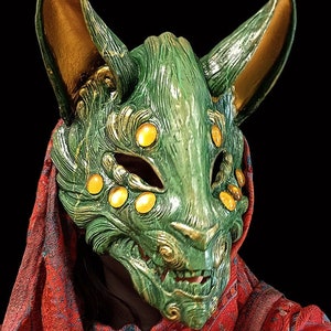 Masque Kitsune Jade vert sur commande - Cosplay en résine esprit renard japonais