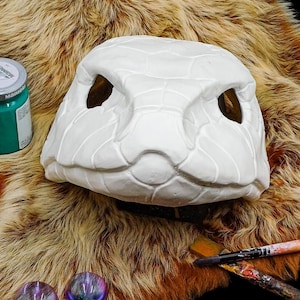 Máscara de serpiente arcoíris en blanco lista para enviar - Kit de cosplay de deidad aborigen para LARP (DIY)