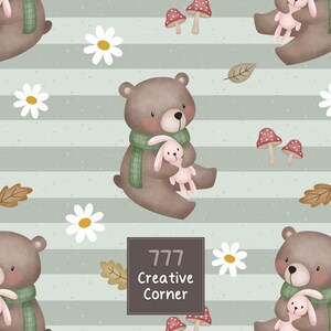 Pode incluir: Um padrão repetitivo com ursos castanhos a usar cachecóis de xadrez verde e a segurar pequenos coelhos cor-de-rosa. O fundo é verde claro com riscas horizontais, margaridas brancas, cogumelos vermelhos e folhas castanhas. Um quadrado escuro contém 777 Creative Corner.