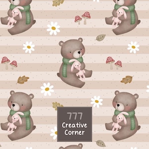 Pode incluir: Um padrão repetitivo com ursos castanhos a usar cachecóis verdes e a segurar coelhos cor-de-rosa, intercalados com margaridas brancas, cogumelos vermelhos e folhas castanhas num fundo bege com pontos. Um quadrado escuro contém o texto 777 Creative Corner.