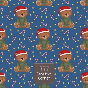 Pode incluir: Um padrão contínuo sobre fundo azul com ursos de peluche castanhos com camisolas verdes e gorros de Pai Natal vermelhos, intercalados com estrelas amarelas e bengalas doces vermelhas e brancas. Um quadrado cinzento contém o texto 777 Creative Corner.