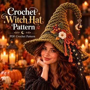 Op de afbeelding: Een PDF-haakpatroon voor een heksenhoed, bestaande uit een textuurrijke olijfgroene puntmuts versierd met stoffen bloemen, bessen en een zwart lint met gouden sterren. Een zilveren bedel met een maan en ster hangt aan de punt van de hoed.