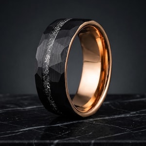 Anello da uomo in tungsteno nero martellato, interno in oro rosa, con intarsio in meteorite.