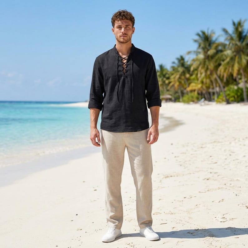 Pode incluir: Uma camisa preta de manga comprida com fecho frontal de atacadores e cal&ccedil;as bege. A camisa apresenta um decote em V com atacadores pretos finos atados num la&ccedil;o, e as cal&ccedil;as s&atilde;o de corte reto com cintura e bainha simples.