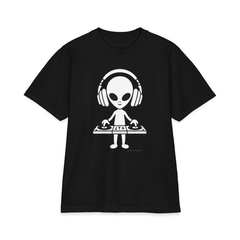 hooba sonum · Maglietta Alien DJ Heavyweight / Maglietta grafica streetwear oversize immagine 1