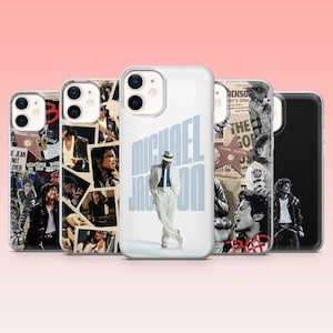 Könnte beinhalten: Eine Sammlung von fünf transparenten Smartphone-Hüllen mit verschiedenen Fotodrucken von Michael Jackson. Die Designs umfassen Collagen, Schwarz-Weiß-Porträts und eine mittlere Hülle, die den Schriftzug Michael Jackson zeigt.