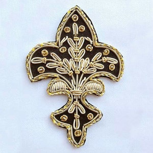 4 handgeborduurde appliqués. Fleur de Lis. Zwart met goud