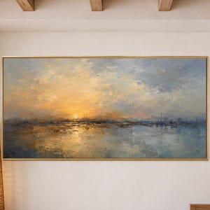 Peut inclure: Une grande peinture de paysage rectangulaire représentant un coucher de soleil sur une étendue d'eau calme. L'œuvre présente une palette de tons jaune doré chaud, orange doux et bleu sourd, avec des coups de pinceau visibles créant un ciel texturé.
