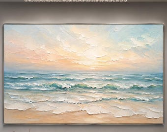 以下が含まれることがあります： 日の出の質感のある海景を描いた大きな長方形の油絵。この作品は、ピンクと黄色の色合いの柔らかなパステルの雲と、ベージュの砂浜に打ち寄せる白い波頭を持つ青い海を表現しています。