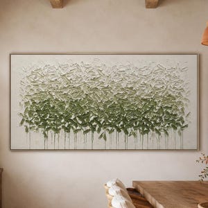 Könnte beinhalten: Ein großes, rechteckiges Wandbild mit dicker, strukturierter Impasto-Ölmalerei, das einen Farbverlauf von Salbeigrün und Olivgrün auf cremeweißem Hintergrund zeigt, mit vertikalen Farbtropfen entlang der unteren Kante des Bildes.