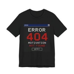 Könnte beinhalten: Ein schwarzes Kurzarm-T-Shirt mit einer Grafik eines Computer-Fehlerfensters. Das Design enthält den Text ERROR, 404, MOTIVATION NOT FOUND und RETRY? in einem verpixelten Schriftstil mit weißen und roten Buchstaben auf dunklem Grund.