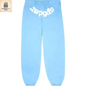 Puede incluir: Pantalones de ch&aacute;ndal azul claro con cintura el&aacute;stica y un estampado gr&aacute;fico blanco en la parte superior trasera. El texto 'spider' est&aacute; impreso en una fuente blanca redondeada y estilizada sobre el asiento del pantal&oacute;n de corte holgado.