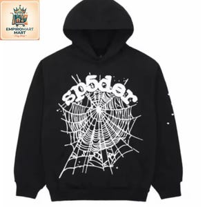 Puede incluir: Una sudadera con capucha negra que presenta un gran gr&aacute;fico blanco en la parte delantera. El gr&aacute;fico muestra un dise&ntilde;o de telara&ntilde;a con el texto sp5der arqueado en la parte superior. La sudadera tiene mangas largas y un bolsillo frontal.